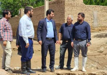 بازدید فرماندار و بخشدار مرکزي از عملیات لایروبی مسیل ها و رودخانه های روستای حمامک